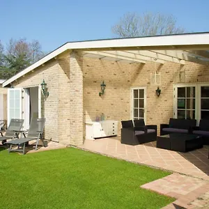 Spaanse Met Ruime Tuin Nabij Amsterdam , Vijfhuizen Nederland